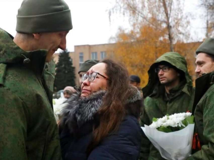 Ukraina liron ushtarakët rusë të kapur robër; Rusia vazhdon shkarkimet e komandatëve ushtarakë