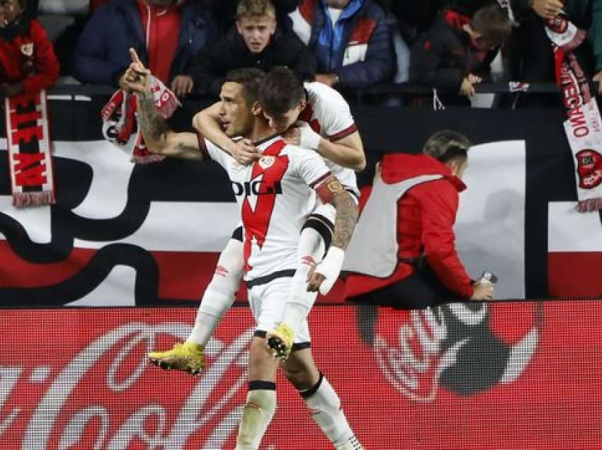 Vallecano mund Realin, ia bën dhuratë vendin e parë Barcelonës