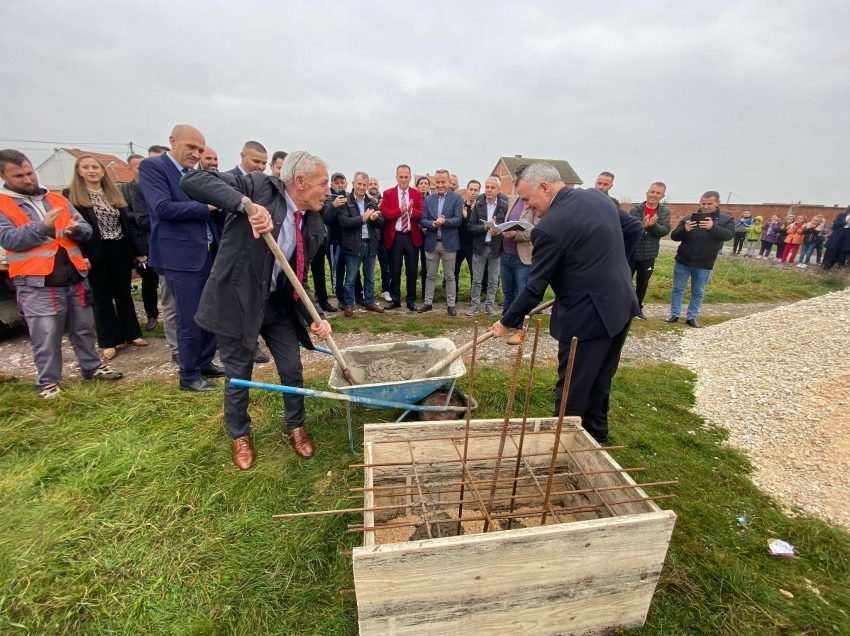 Vihet gurthemeli i sallës sportive në fshatin Gllogovc, Ahmeti thotë se përfundon në qershor të vitit tjetër