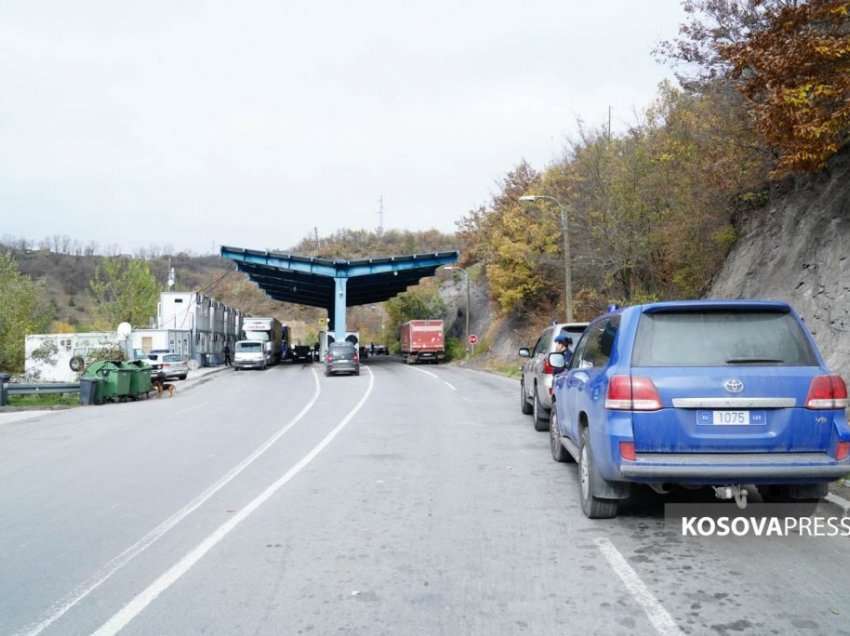 Vazhdojnë dorëheqjet nga serbët