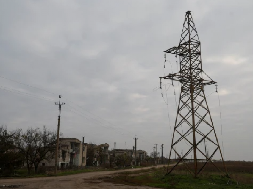 Trupat ruse që tërhiqen hedhin në erë qendrën televizive në Kherson 