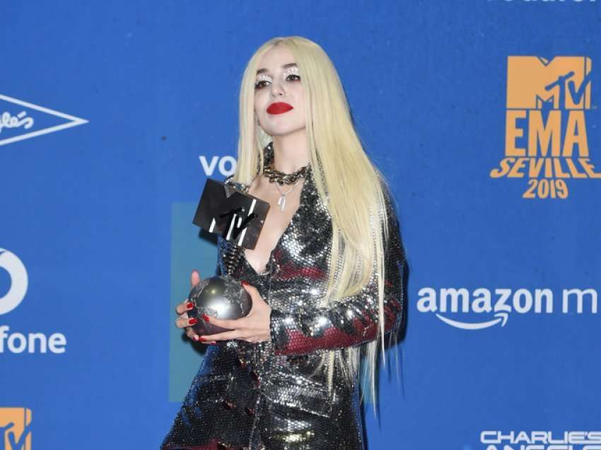 Ava Max publikon këngën e re “Weapons”