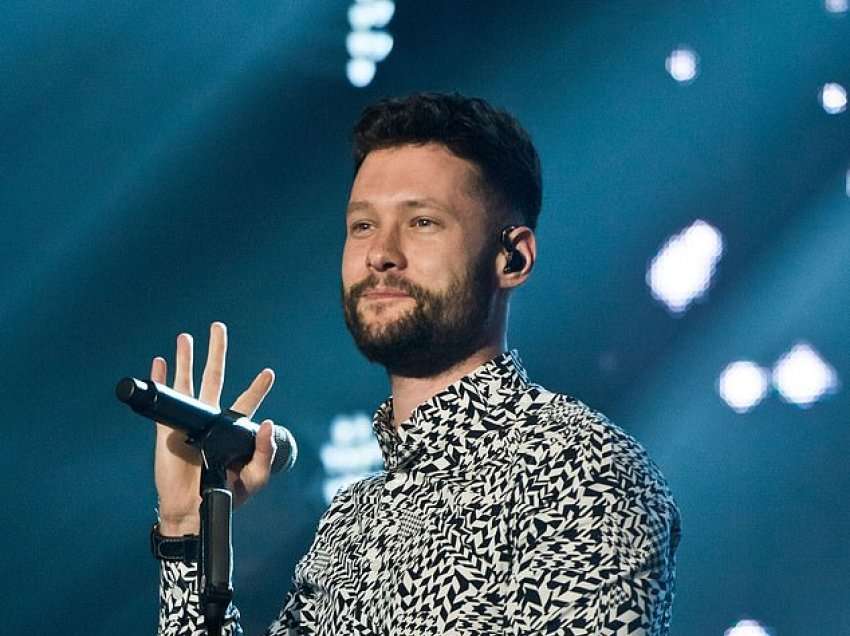 Calum Scott tregon se si një herë kënga e tij u lëshua gjatë takimit me një person që e njohu në Tinder