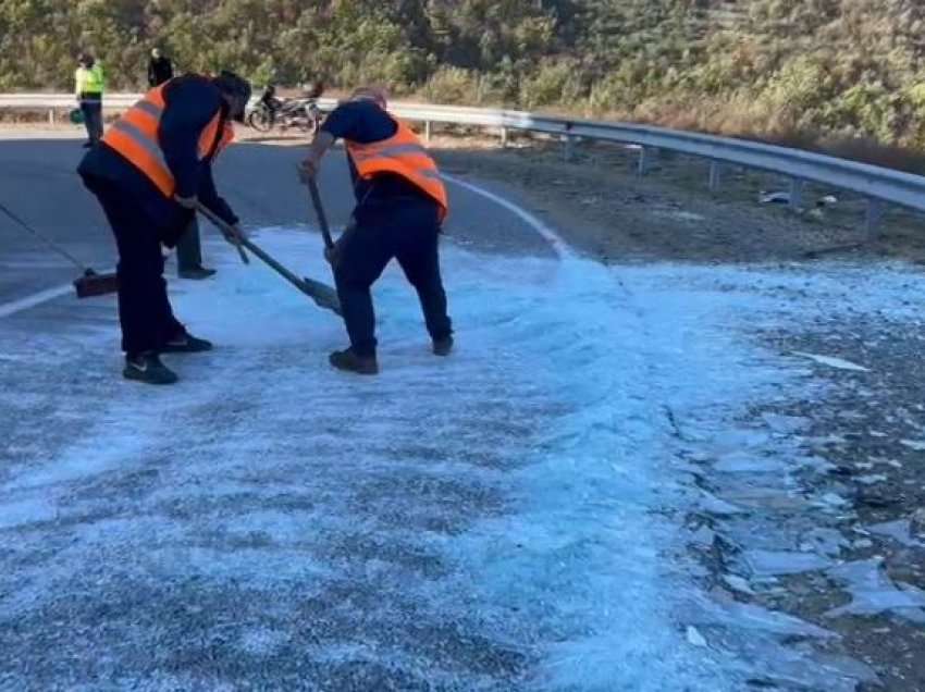 Situatë e pazakontë në aksin Klos-Bulqizë, rruga nacionale mbushet me xhama, bllokohet qarkullimi