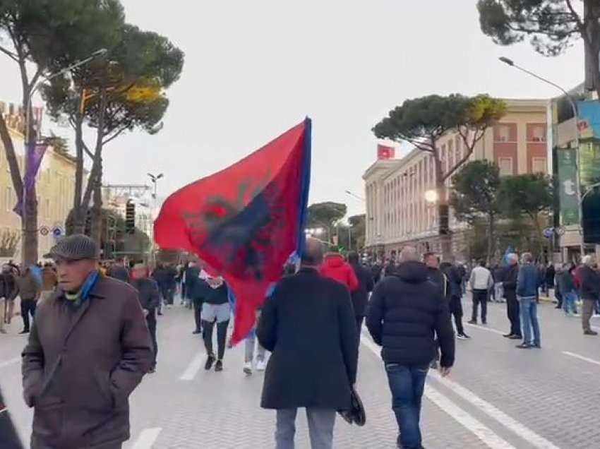 Opozita proteston kundër qeverisë, qytetarët “ndezin” Bulevardin para Kryeministrisë!