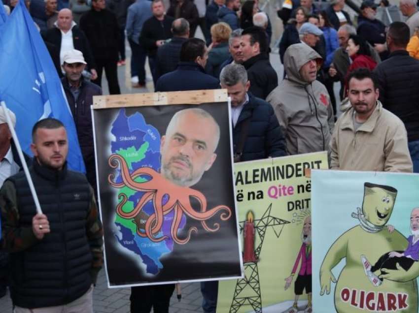 “Edi Rama arkitekt i shpupullimit”/ Pankartat ‘pikante’ nga protesta e opozitës