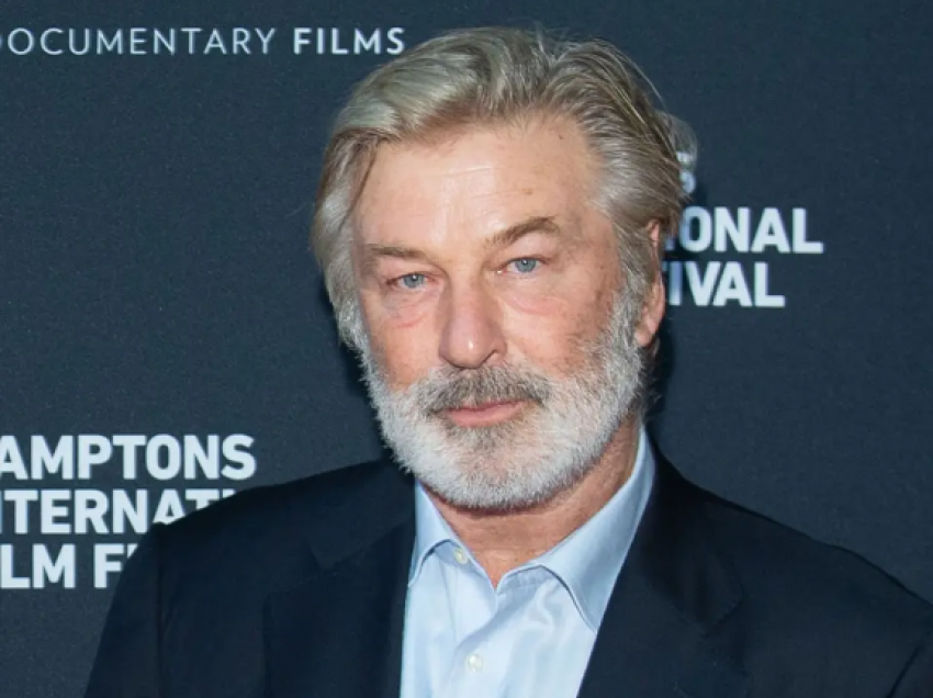 Alec Baldwin ngrit padi për të shtënat në filmin “Rust”, akuzon ekipin e xhirimit për neglizhencë