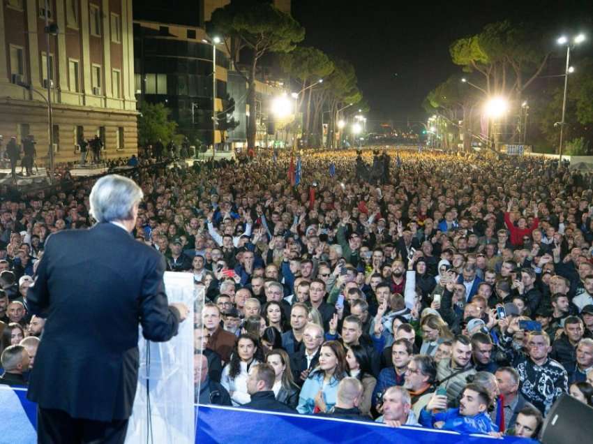  Hiqen dyert e blinduara dhe qirinjtë, lahet boja nga muret! Një ditë pas protestës, ç’po ndodh tek Kryeministria!