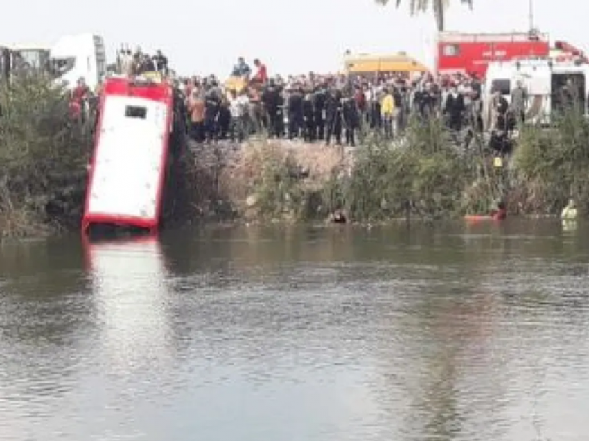 Autobusi bie në kanal, raportohet për 19 të vdekur dhe 6 të plagosur