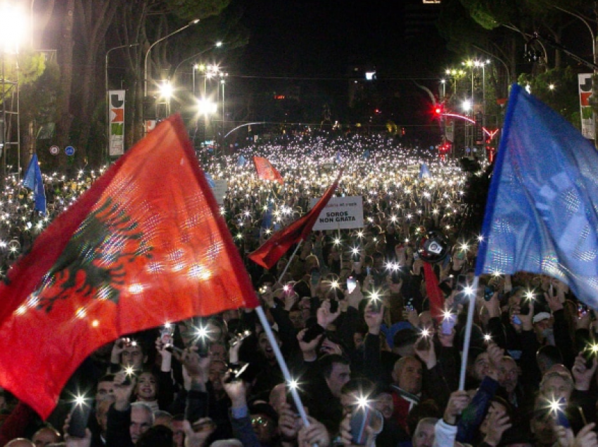 Protesta e 12 nëntorit në median britanike/ Daily Mail: Mijëra shqiptarë në rrugët Tiranës demonstruan kundër qeverisë Rama: Na kthyet në popull gomonesh