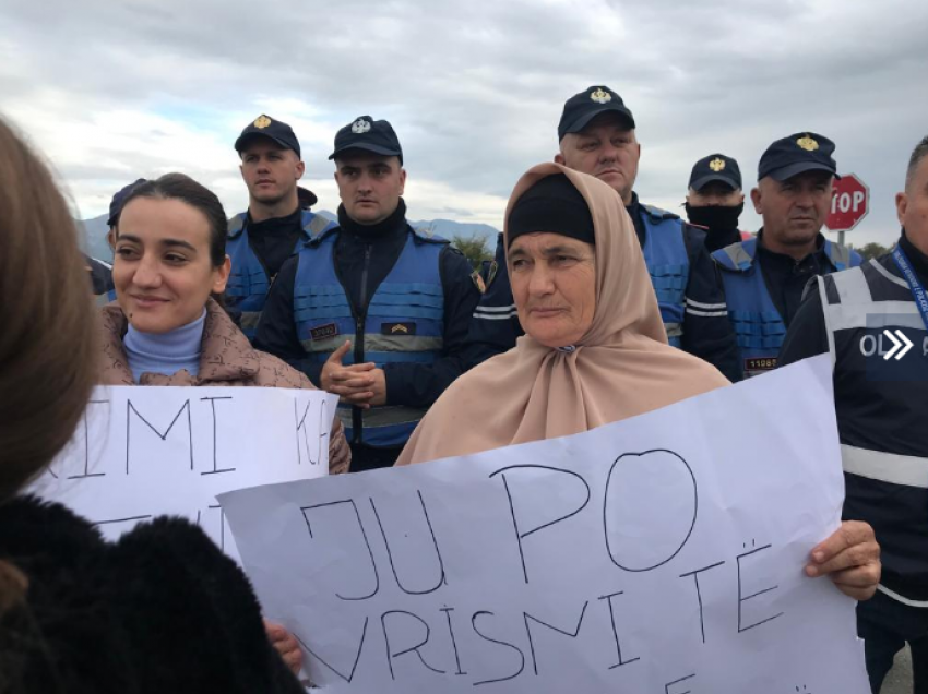 Bërxulla sërish në protestë/ Banorët kundër grabitjes së tokave për rrugën Thumanë-Kashar