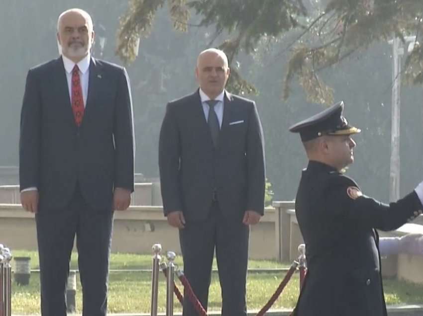 Rama pritet me ceremoni shtetërore në Shkup 