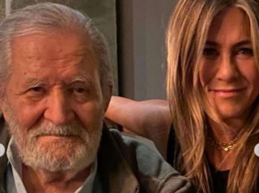 ​Jennifer Aniston njofton vdekjen e babait të saj John