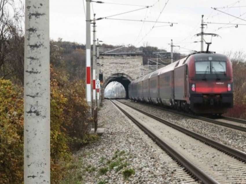 Tragjedi e madhe! Ylli i futbollit humb jetën tragjikisht, e godet treni 