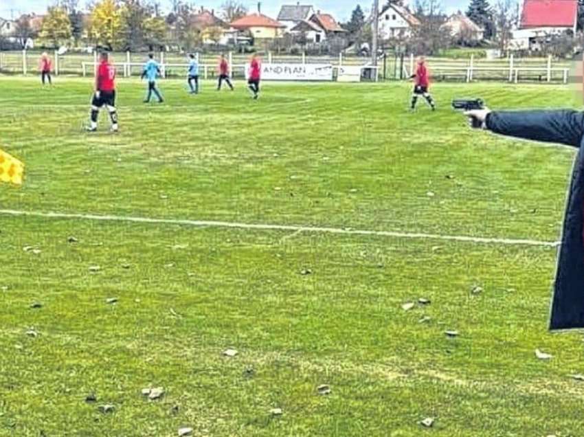 Futbollisti i drejton pistoletën arbitrit, e përjashtojnë përjetë