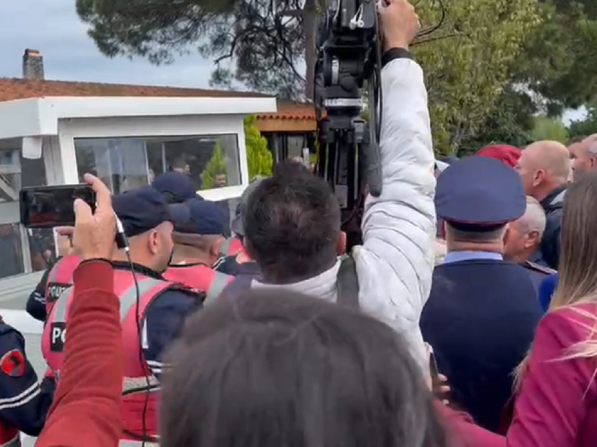 Protesta kundër traut në parkun e Divjakës/ Policia arreston një person dhe nis hetimin për pesë të tjerë