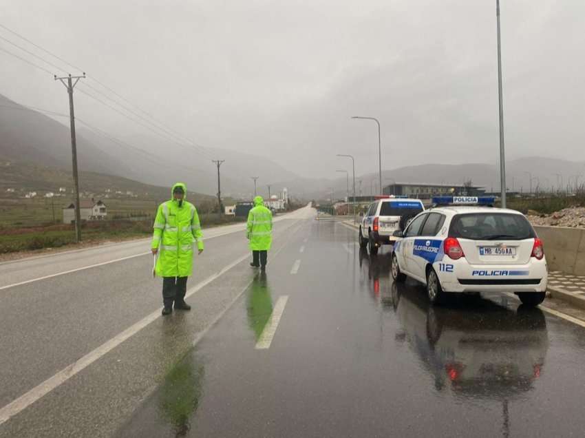 Reshjet shkaktojnë përmbytje në disa zona në Shqipëri