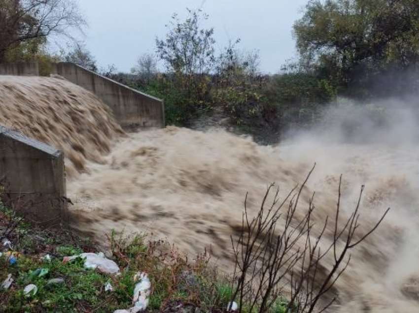 Vërshime edhe në Junik, ekipet emergjente dalin në terren