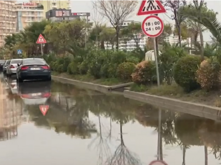 Përmbyten rrugët në Shëngjin, pezullohet lundrimi detar për të gjitha mjetet