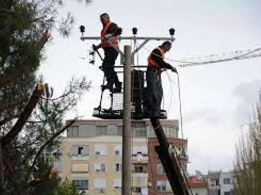 Moti i keq shkakton defekt në linjën Shkodër-Velipojë, rikthehet energjia për Dajçin dhe disa zona