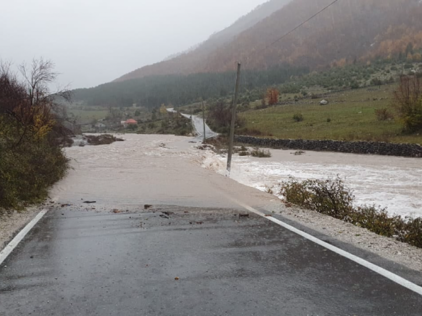 Tragjedi në Malësinë e Madhe, makina u mor nga uji, vdesin babë e bir