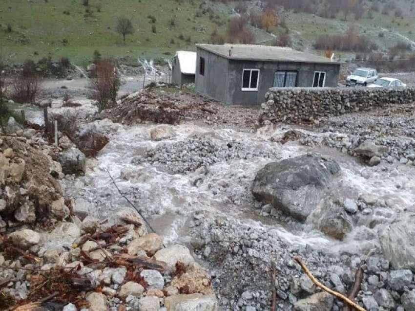 ​Vërshimet në Shqipëri: Dy të zhdukur në Bogë, përmbytje në Lezhë e Durrës