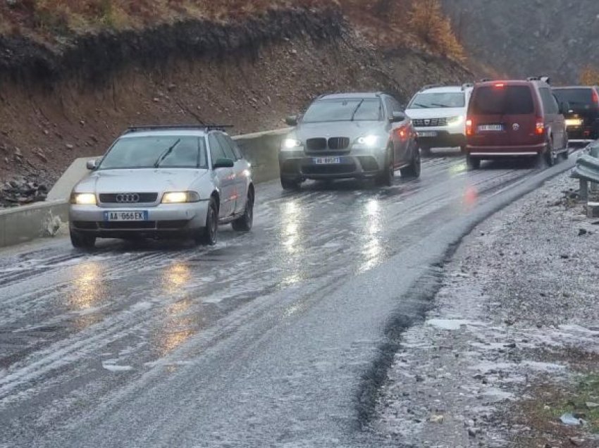 Vështirësohet lëvizja e automjeteve në bypass-in e Murrizit/ Breshëri krijon probleme