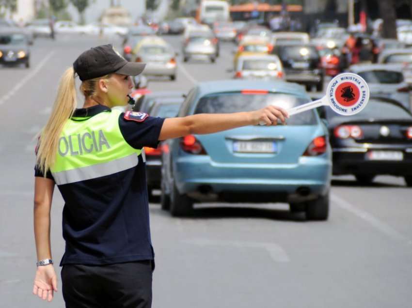 Po ngutej të mbërrinte në emision, këngëtari shqiptar dënohet nga policia