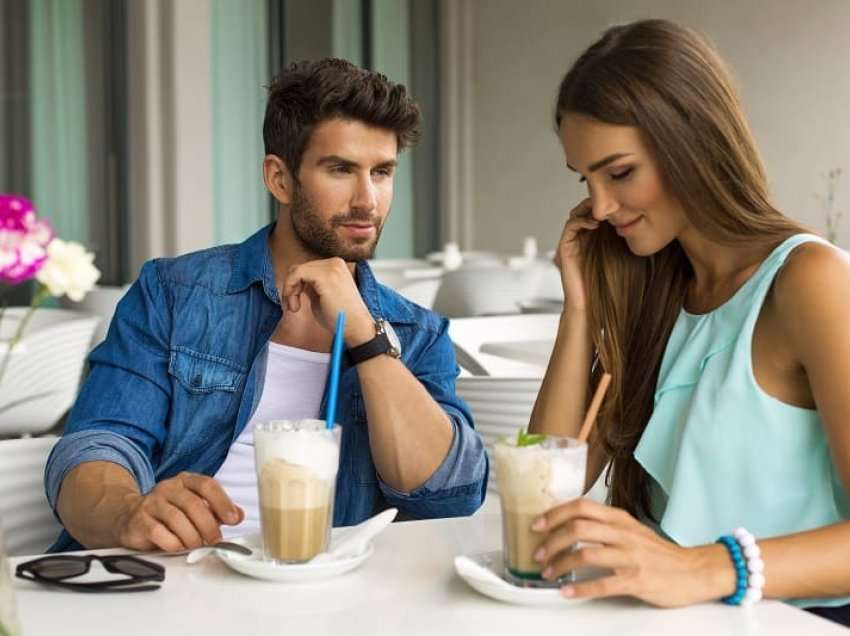 Edhe pse janë në një lidhje, këto 3 shenjat e horoskopit nuk mund t’i rezistojnë flirtit