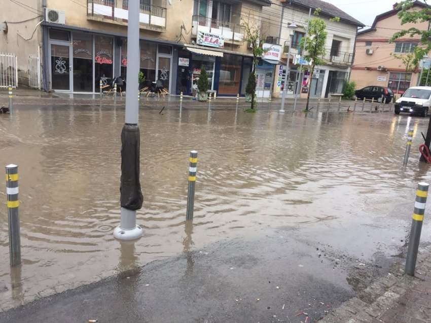 ​Të reshurat e shiut vështirësojnë qarkullimin në disa vendbanime në Klinë