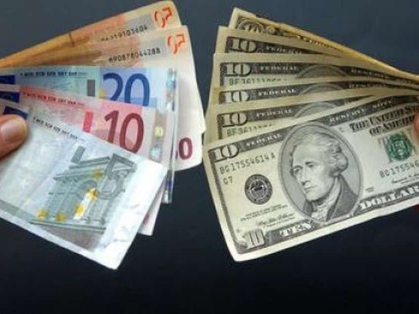 ​Dollari forcohet ndaj rivalëve kryesorë, euro ra me 0.83