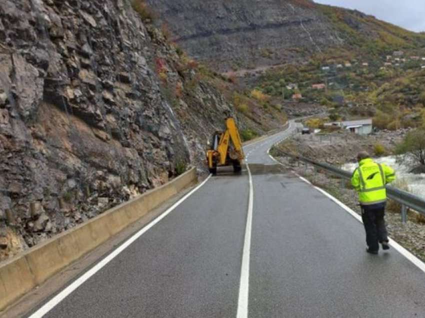 Moti i keq me shtrëngata dhe rrebeshe/ ARRSH tregon akset rrugore të pakalueshme: Tregoni kujdes dhe ulni shpejtësinë