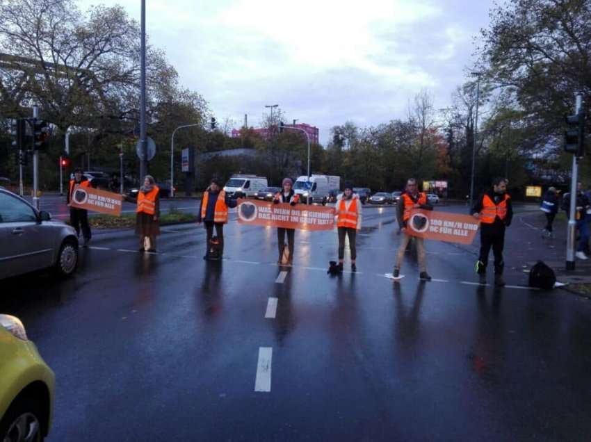 Aeroporti i Berlinit i rihap pistat pas protestës së klimës