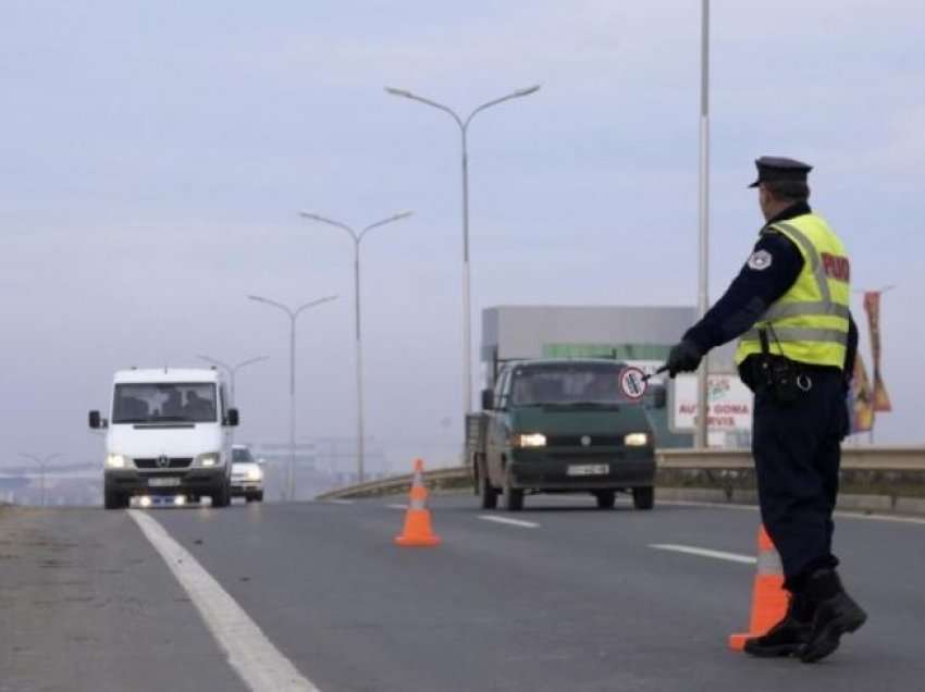 Gruaja e godet me veturë policin, i shkakton lëndime trupore