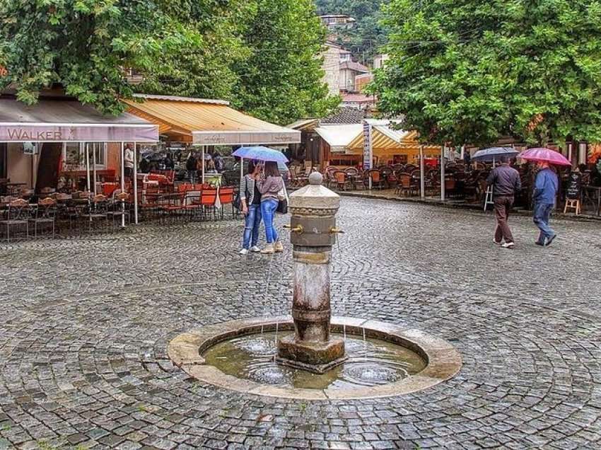 Nën ndikimin e alkoolit një grua sulmon një burrë në kafiteri në Prizren