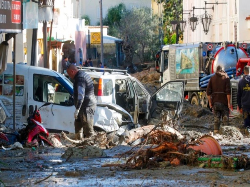 Banorët në ishullin italian Iskia: Gjithçka është groposur nga balta