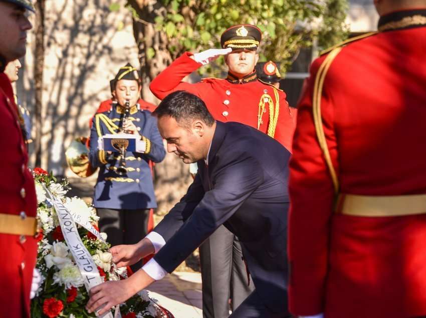 Konjufca mori pjesë në ceremoninë e ngritjes së flamurit kombëtar në Vlorë