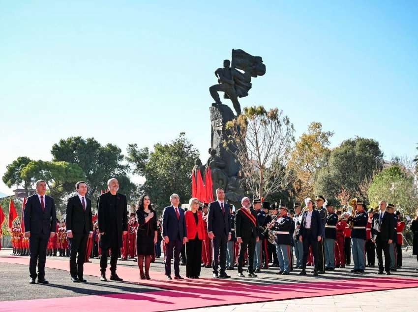 Kurti: 28 Nëntori është pikënisja dhe pikëprerja e kombit tonë, të punojmë e rrugëtojmë bashkë