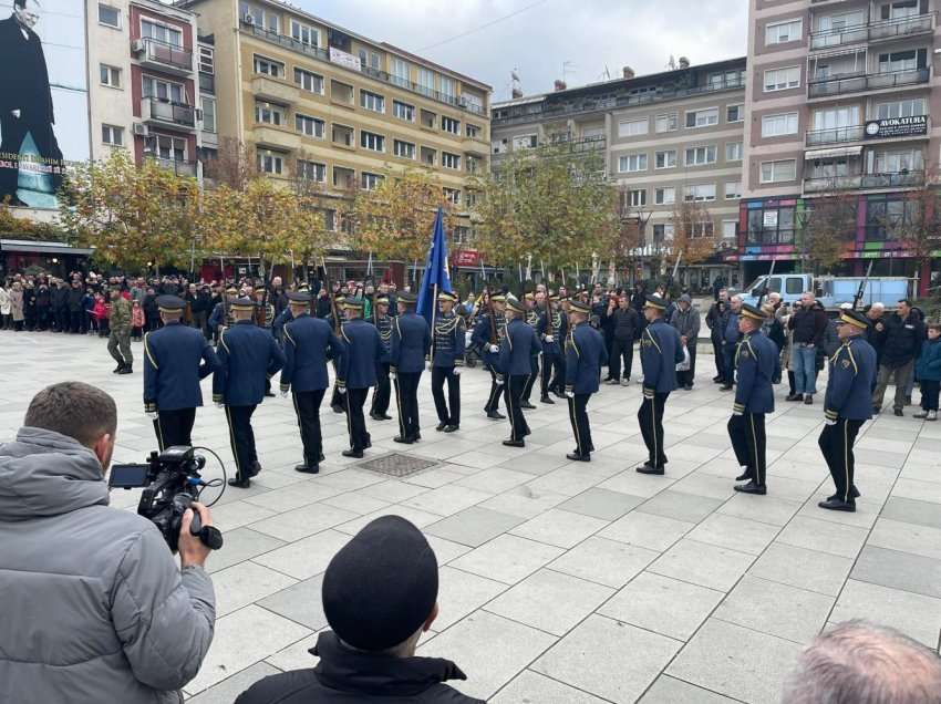 Togu Ceremonial i FSK-së parakalon në sheshin “Zahir Pajaziti”, qytetarë të shumtë e përcjellin