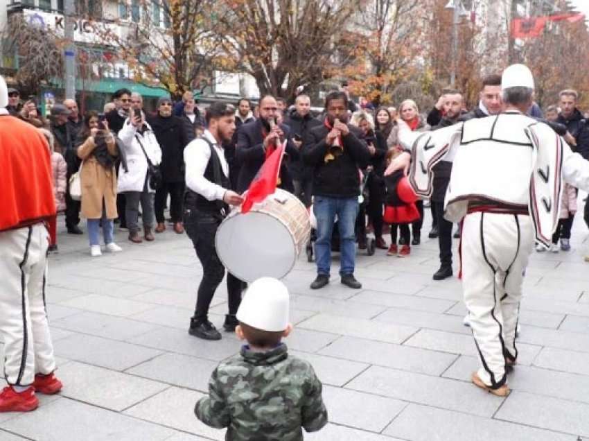 ​Me këngë e valle qytetarët po kremtojnë festën e flamurit në kryeqytet