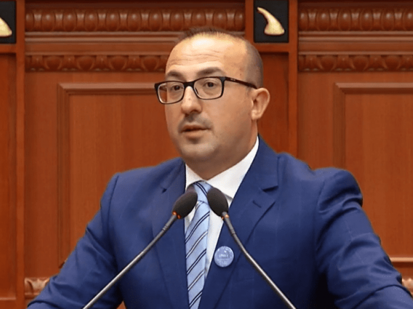 “Në rininë tonë kemi ngritur gishtat për Berishën, por…”, deputeti demokrat rrëfen marrëdhëniet me ish-kryeministrin