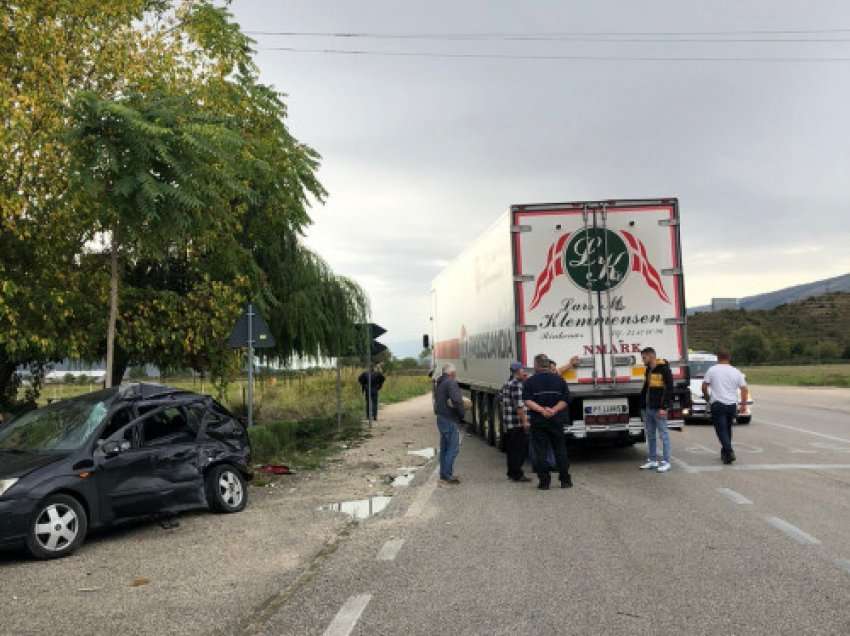   Aksident tek ura e Kardhiqit, mjeti i tonazhit të rëndë përplaset me Fordin, dy të plagosur