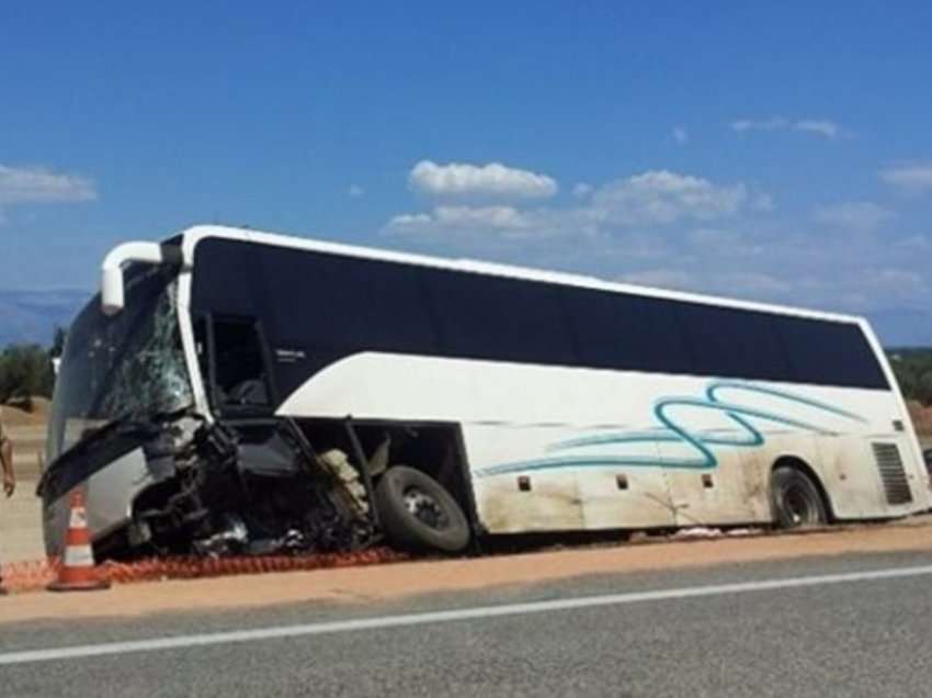 Shoferi humb kontrollin, autobusi përplaset me mbrojtësen metalike dhe përfundon në kanal!