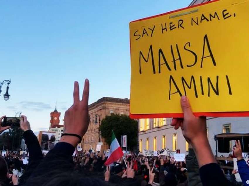 Mijëra njerëz protestojnë në Gjermani kundër regjimit në Iran