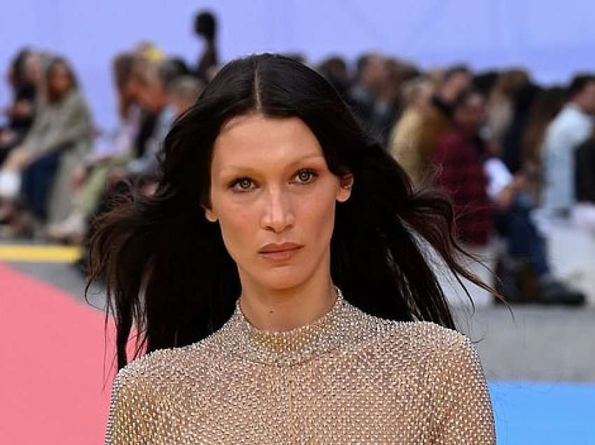 Bella Hadid shfaqet me kostum transparent në Javën e Modës në Paris