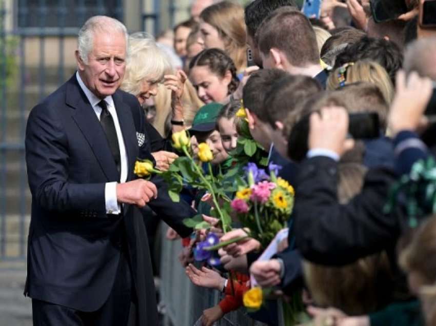 Charles e familja mbretërore marrin mbi 50.000 letra pas vdekjes së Elizabeth