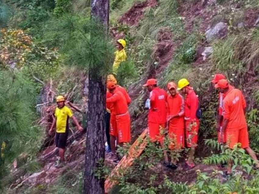 Po shkonin në një dasmë, 25 të vdekur pasi autobusi ku ishin ata ra në një grykë të Uttarakhand, Indi