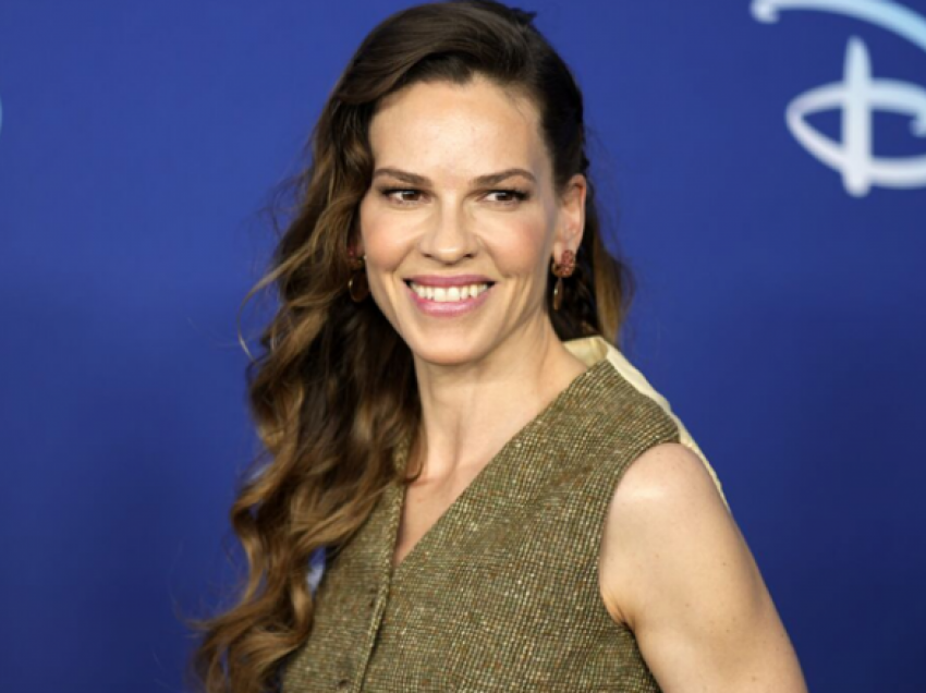 Hilary Swank është në pritje të binjakëve në moshën 48 vjeçare