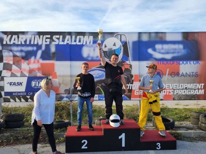 Baran Karabeg fitues i garës në karting-sllallom