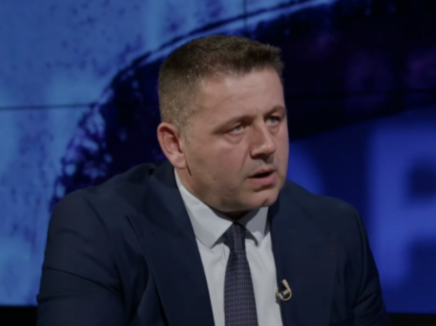 Lajmërohet Bekë Berisha: Kurti të rrëzohet pas dimrit, kur t’iu kenë ngrirë gishtat atyre që shajnë në Facebook